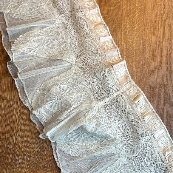 Antique Edwardian/Victorian patterned lace skirt/dress hem w/satin ribbon trim - Picture 5 of 10